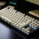 Teclado mecánico Varmilo V87M, uno de los pocos inalámbrico y retroiluminado.